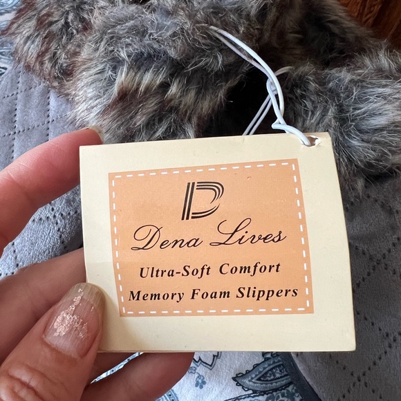 Dena Lives Ultra Soft Comfort Memory Foam Slippers, new with tag, womens 7-8 - Picture 4 of 8